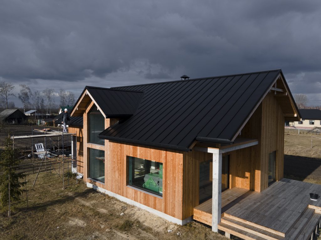 Roof Replacement vs. Roof Repair: What Miami Gardens Homeowners Need to Know